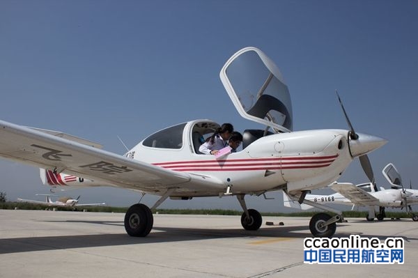 %e5%9b%be%e4%b8%80%ef%bc%9a%e7%a6%8f%e5%b7%9e%e8%88%aa%e7%a9%ba%e6%95%99%e5%91%98%e7%8e%b0%e5%9c%ba%e4%bd%bf%e7%94%a8vr%e6%95%99%e5%ad%a6