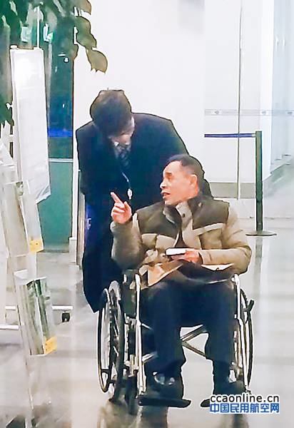 1%e6%9c%8817%e6%97%a5%ef%bc%8c%e4%b9%98%e6%9c%ba%e5%91%98%e9%9f%a9%e7%ac%91%e4%bf%af%e4%b8%8b%e8%ba%ab%e5%92%8c%e8%bd%ae%e6%a4%85%e6%97%85%e5%ae%a2%e5%81%9a%e6%b2%9f%e9%80%9a%ef%bc%8c%e7%bb%86