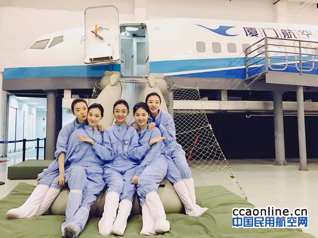 neo_img_%e5%9c%a8%e5%9f%b9%e8%ae%ad%e9%83%a8%ef%bc%8c%e7%8e%8b%e4%b8%80%e5%ad%98%e3%80%81%e5%a7%ac%e7%92%90%e5%92%8c%e5%90%8c%e6%89%b9%e9%87%8d%e5%9b%9e%e5%8e%a6%e8%88%aa%e7%9a%84%e4%bc%99%e4%bc%b4