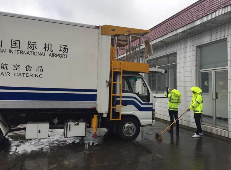 黄山机场蓝天服务有限公司开展航食配餐车安全演练