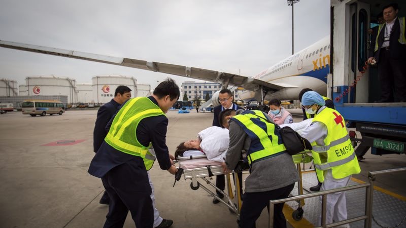 东航北京地服部贴心服务保障担架旅客安全返家