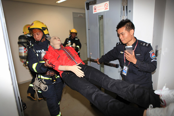 模拟运送晕倒的旅客