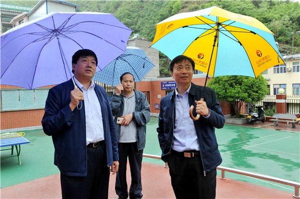 东航西北分公司党委书记成国伟带队赴安康旬阳桐木镇开展对口扶贫与