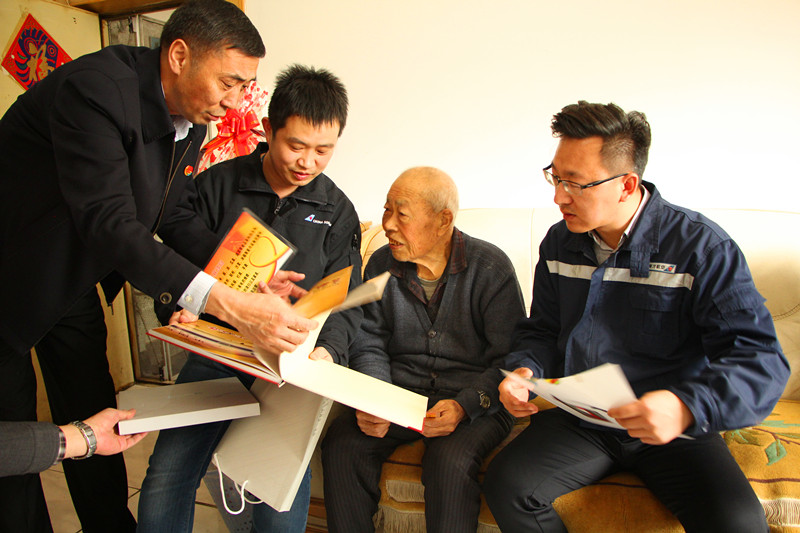 幫扶離退休老同志  把關愛陽光灑向老人