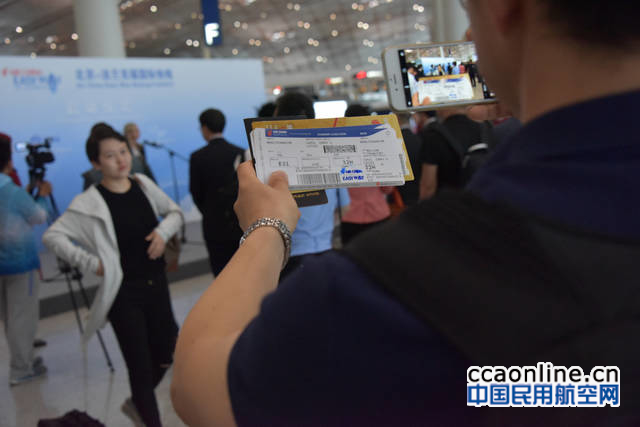 %e6%97%85%e5%ae%a2%e6%89%8b%e6%8c%81%e7%99%bb%e6%9c%ba%e7%89%8c%e6%8b%8d%e7%85%a7%e7%95%99%e5%bf%b5-%e9%a9%ac%e5%84%92%e5%a3%ae-%e6%91%84