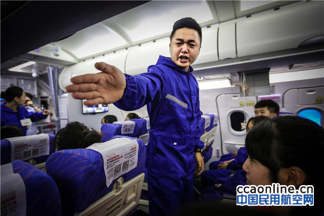 5-%e9%a3%9e%e6%9c%ba%e5%ae%a2%e8%88%b1%e5%86%85%ef%bc%8c%e4%b9%98%e5%8a%a1%e5%91%98%e5%90%91%e5%88%9a%e5%88%9a%e7%99%bb%e6%9c%ba%e7%9a%84%e4%b9%98%e5%ae%a2%e5%81%9a%e7%b4%a7%e6%80%a5%e6%92%a4%e7%a6%bb