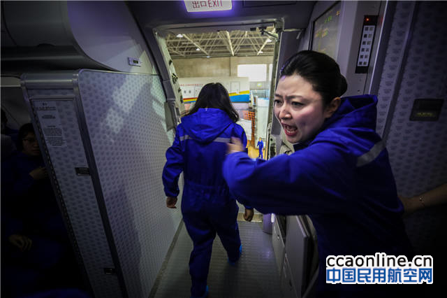 14-%e6%9c%ba%e8%88%b1%e5%86%85%ef%bc%8c%e6%9c%ba%e9%95%bf%e9%80%9a%e8%bf%87%e5%b9%bf%e6%92%ad%e5%92%8c%e8%ad%a6%e7%a4%ba%e5%a3%b0%e9%9f%b3%e5%8f%91%e5%87%ba%e4%ba%86%e6%92%a4%e7%a6%bb