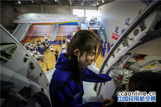 18-%e4%b8%80%e5%90%8d%e4%b9%98%e5%ae%a2%e4%b8%8d%e6%95%a2%e8%b7%b3%e6%bb%91%e6%a2%af%ef%bc%8c%e5%9c%a8%e8%88%b1%e9%97%a8%e4%b8%8a%e7%8a%b9%e8%b1%ab%e5%93%ad%e6%b3%a3%ef%bc%8c%e5%9c%a8%e4%b9%98