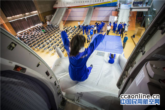 16-%e4%b8%80%e5%90%8d%e4%b9%98%e5%ae%a2%e8%b7%b3%e4%b8%8b%e6%bb%91%e6%a2%af%e7%9a%84%e4%b8%80%e7%9e%ac%ef%bc%8c%e9%80%83%e7%94%9f%e6%bb%91%e6%a2%af%e5%88%86%e5%b7%a6%e5%8f%b3%e4%b8%a4%e4%be%a7