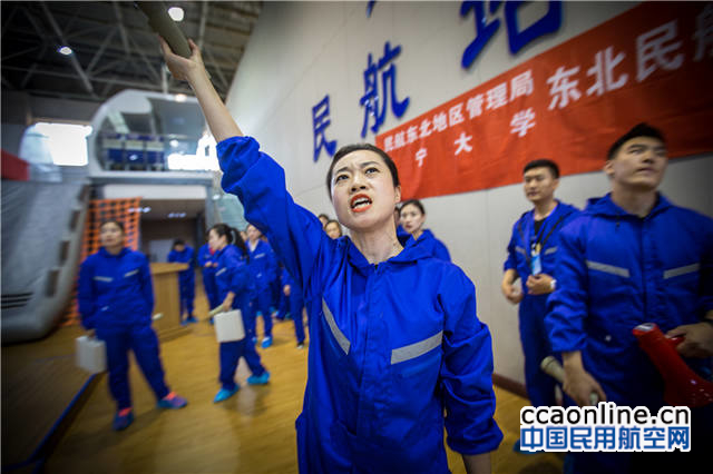 23-%e7%b4%a7%e6%80%a5%e6%92%a4%e7%a6%bb%e8%87%b3%e5%ae%89%e5%85%a8%e5%8c%ba%e5%9f%9f%ef%bc%8c%e4%b9%98%e5%8a%a1%e9%95%bf%e9%ab%98%e5%a3%b0%e5%90%91%e6%9c%ba%e9%95%bf%e5%9b%9e%e6%8a%a5%e4%ba%ba