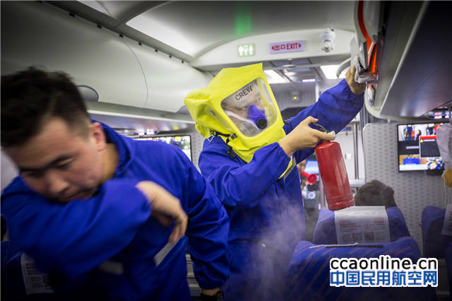 9-%e5%ae%a2%e8%88%b1%e8%a1%8c%e6%9d%8e%e6%9e%b6%e6%9c%89%e6%98%8e%e6%98%be%e7%9a%84%e7%81%ab%e6%ba%90%ef%bc%8c%e4%b9%98%e5%8a%a1%e5%91%98%e6%88%b4%e7%9d%80%e5%91%bc%e5%90%b8%e4%bf%9d%e6%8a%a4%e8%a3%85