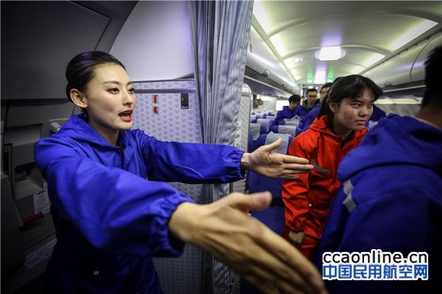 15-%e8%88%aa%e7%8f%ad%e8%bf%ab%e9%99%8d%e6%88%90%e5%8a%9f%ef%bc%8c%e7%b4%a7%e6%80%a5%e6%92%a4%e7%a6%bb%e6%97%b6%ef%bc%8c%e4%b9%98%e5%8a%a1%e5%91%98%e8%bf%99%e4%b8%80%e4%be%a7%e7%9a%84%e9%97%a8