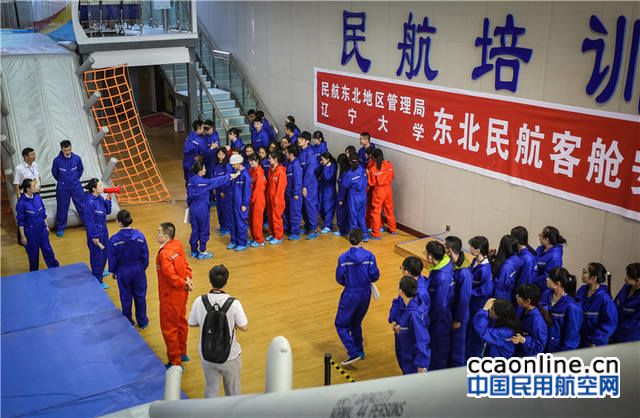 22-%e6%97%85%e5%ae%a2%e6%92%a4%e7%a6%bb%e9%a3%9e%e6%9c%ba%e5%90%8e%ef%bc%8c%e4%b9%98%e5%8a%a1%e5%91%98%e5%9c%a8%e5%ae%89%e5%85%a8%e5%8c%ba%e5%9f%9f%e7%bb%99%e6%97%85%e5%ae%a2%e5%88%86%e7%bb%84