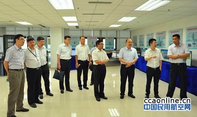 关立欣校长和罗晓所长代表双方签字参加签署仪式的还有,中飞院办公室