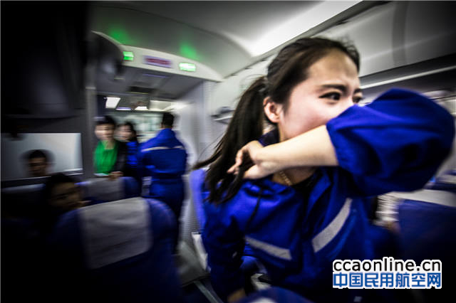 10-%e4%b8%80%e5%90%8d%e4%b9%98%e5%8a%a1%e5%91%98%e5%9c%a8%e5%ae%a2%e8%88%b1%e8%b5%b7%e7%81%ab%e5%90%8e%ef%bc%8c%e7%94%a8%e8%83%b3%e8%86%8a%e5%a0%b5%e4%bd%8f%e5%8f%a3%e9%bc%bb%ef%bc%8c%e5%87%8f