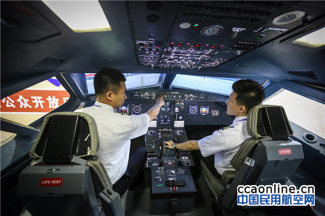 4-%e9%a9%be%e9%a9%b6%e8%88%b1%ef%bc%8c%e9%a3%9e%e8%a1%8c%e5%91%98%e7%86%9f%e7%bb%83%e7%9a%84%e9%a9%be%e9%a9%b6%e6%a8%a1%e6%8b%9f%e6%9c%ba%ef%bc%8c%e9%85%8d%e5%90%88%e6%bc%94%e7%bb%83%e7%9a%84%e6%9c%89