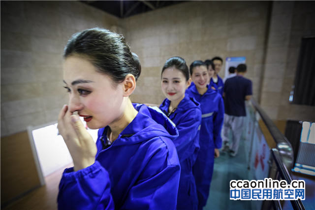 24-%e5%88%9a%e5%88%9a%e5%ae%8c%e6%88%90%e6%bc%94%e7%bb%83%ef%bc%8c%e7%94%b1%e4%ba%8e%e6%8c%87%e6%8c%a5%e6%97%85%e5%ae%a2%e5%bf%ab%e9%80%9f%e7%96%8f%e6%95%a3%e5%97%93%e5%ad%90%e5%b7%b2%e7%bb%8f