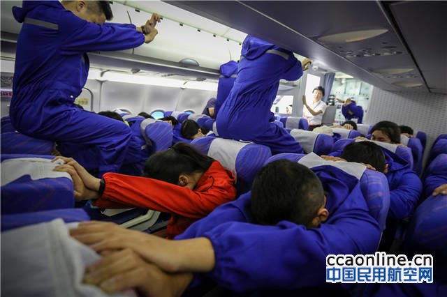 13-%e5%9c%a8%e5%81%9a%e7%b4%a7%e6%80%a5%e6%92%a4%e7%a6%bb%e7%a8%8b%e5%ba%8f%e6%97%b6%ef%bc%8c%e4%b8%ba%e6%97%85%e5%ae%a2%e7%a4%ba%e8%8c%83%e9%98%b2%e5%86%b2%e5%87%bb%e5%a7%bf%e5%8a%bf%ef%bc%8c