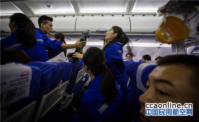 12-%e7%81%ab%e5%8a%bf%e5%be%97%e5%88%b0%e6%8e%a7%e5%88%b6%ef%bc%8c%e5%ae%a2%e8%88%b1%e5%a4%b1%e5%8e%8b%e5%90%8e%ef%bc%8c%e4%b9%98%e5%8a%a1%e7%bb%84%e6%8b%bf%e6%9d%a5%e4%b8%80%e4%b8%aa%e6%b0%a7