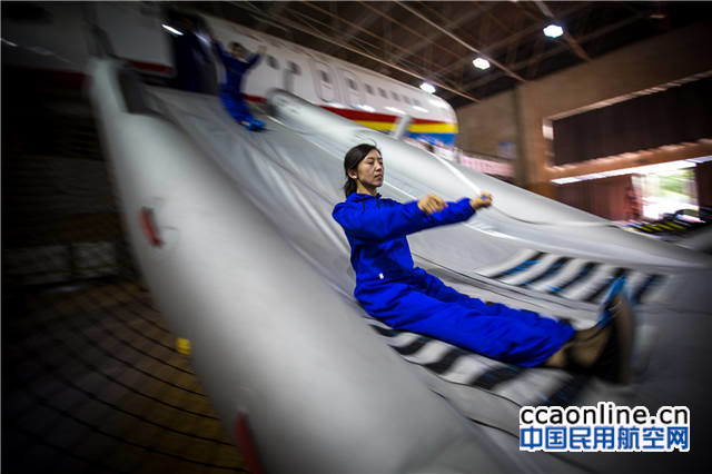 17-%e7%b4%a7%e6%80%a5%e6%92%a4%e7%a6%bb%e5%bf%ab%e9%80%9f%e6%bb%91%e4%b8%8b%e6%9d%a5%e7%9a%84%e4%b9%98%e5%ae%a2%ef%bc%8c%e5%9d%90%e6%bb%91%e6%a2%af%e7%96%8f%e6%95%a3%e6%97%b6%ef%bc%8c%e4%b9%98