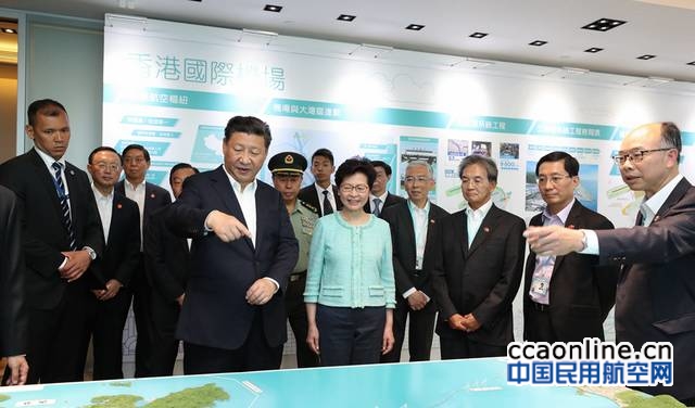 ÐÂ»ªÉçÕÕÆ¬£¬Ïã¸Û£¬2017Äê7ÔÂ1ÈÕ Ï°½üÆ½¿¼²ìÏã¸ÛÖØÒª»ù´¡ÉèÊ©½¨ÉèÏîÄ¿ 7ÔÂ1ÈÕÉÏÎç£¬¹ú¼ÒÖ÷Ï¯Ï°½üÆ½ÔÚÏã¸ÛÌØ±ðÐÐÕþÇøÐÐÕþ³¤¹ÙÁÖÖ£ÔÂ¶ðÅãÍ¬ÏÂ£¬¿¼²ì¸ÛÖé°Ä´óÇÅÏã¸Û¶Î½¨Éè¹¤µØºÍÏã¸Û¹ú¼Ê»ú³¡µÚÈýÅÜµÀ½¨ÉèÇé¿ö¡£ÕâÊÇÏ°½üÆ½À´µ½Ïã¸Û¹ú¼Ê»ú³¡£¬¿¼²ìµÚÈýÅÜµÀ½¨ÉèÇé¿ö£¬¹Û¿´Õ¹°åºÍÉ³ÅÌÄ£ÐÍ¡£ ÐÂ»ªÉç¼ÇÕß ¶¡ÁÖ Éã