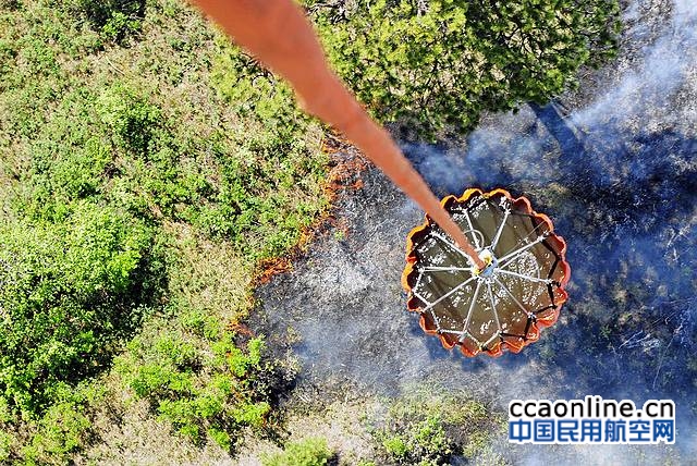 直升机吊桶洒水灭火