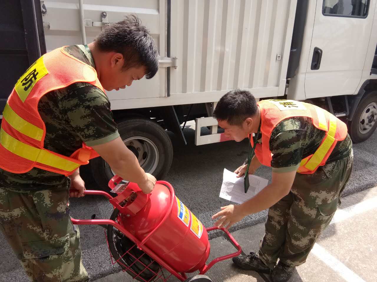 安全工作需仔細 更換到期滅火器