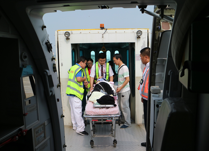 东航北京地服部悉心保障担架旅客安全,准点出行