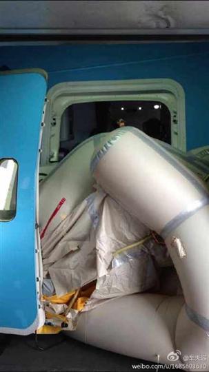 (图via@车夫迟:南航CZ330在广州误放紧急滑梯) 民航贫论:放滑梯大赛世界杯