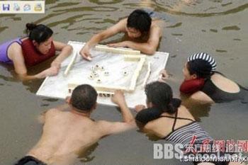 民航贫论：就着老干妈吃火锅洗着脚四台平板搓麻