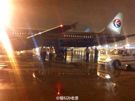 (图via@疑似孙老湿:东航MU729在广州误放紧急滑梯) 民航贫论:放滑梯大赛世界杯