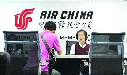 一位旅客在国航柜台前咨询 图via《新闻晨报》摄影:何雯亚 民航贫论:不选座,可否退100元?