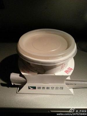 @_乔呆呆:@zyc-CcCc 对空姐说有方便面吗?就端来了 民航贫论:Chicken or beef? 不,我要泡面君!