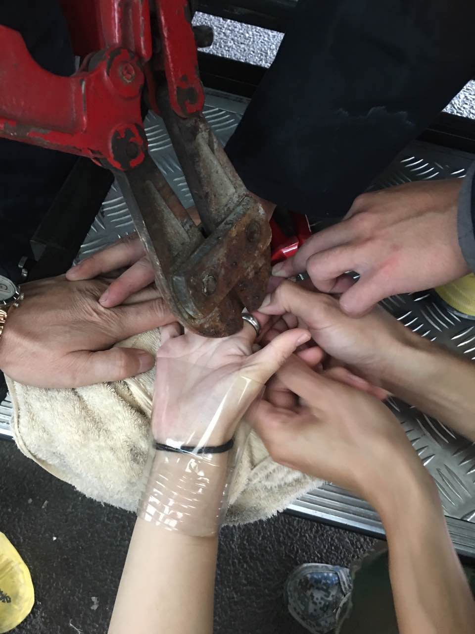 旅客手指被戒指卡住 消防員妙手卸除