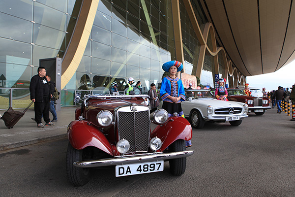香港古董车亮相昆明长水国际机场