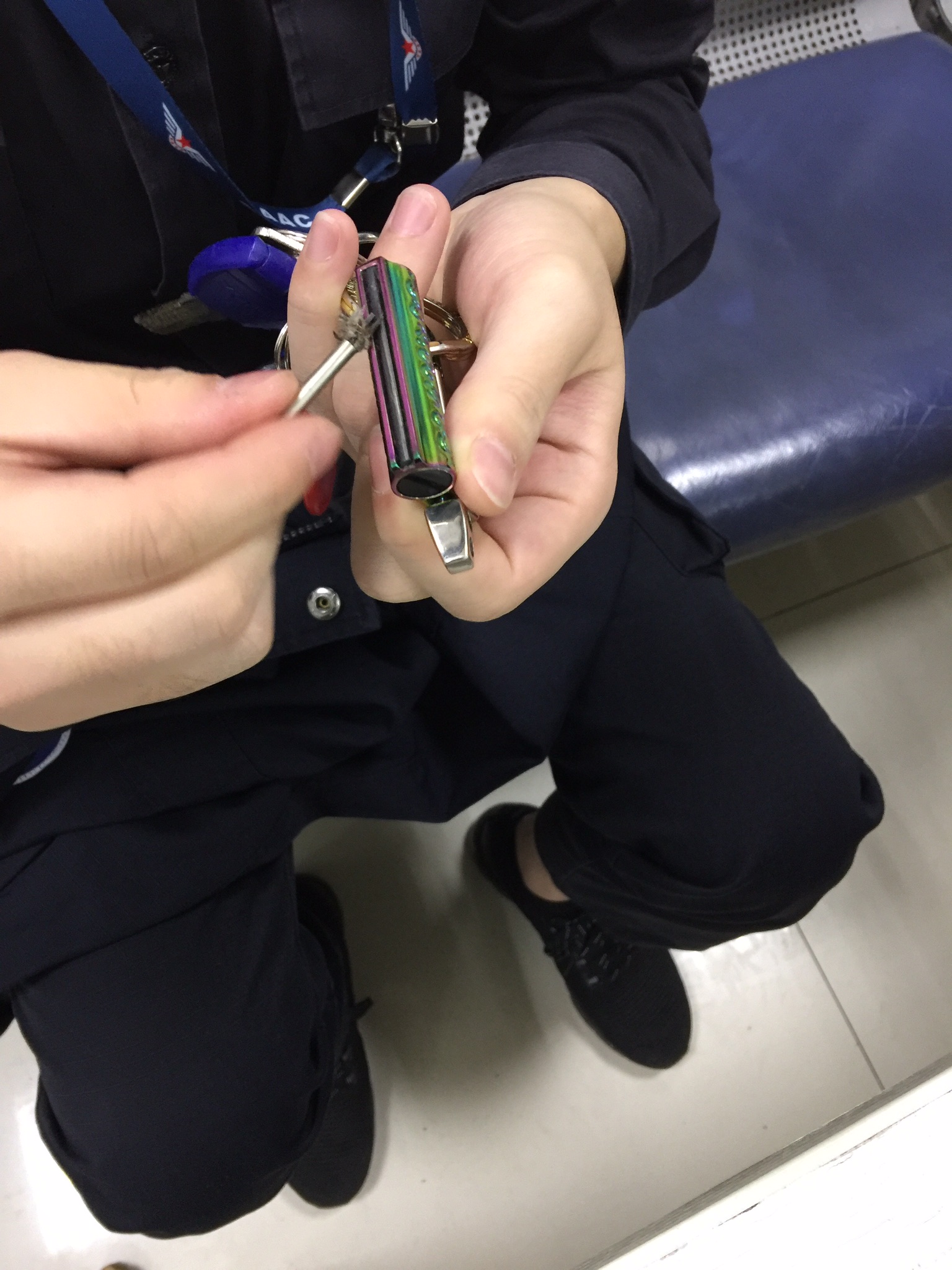 安检员巧识钥匙扣型万次火柴