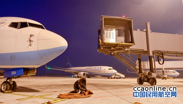 哈尔滨机场零下30度极寒冰城厦航机务兄弟的坚守