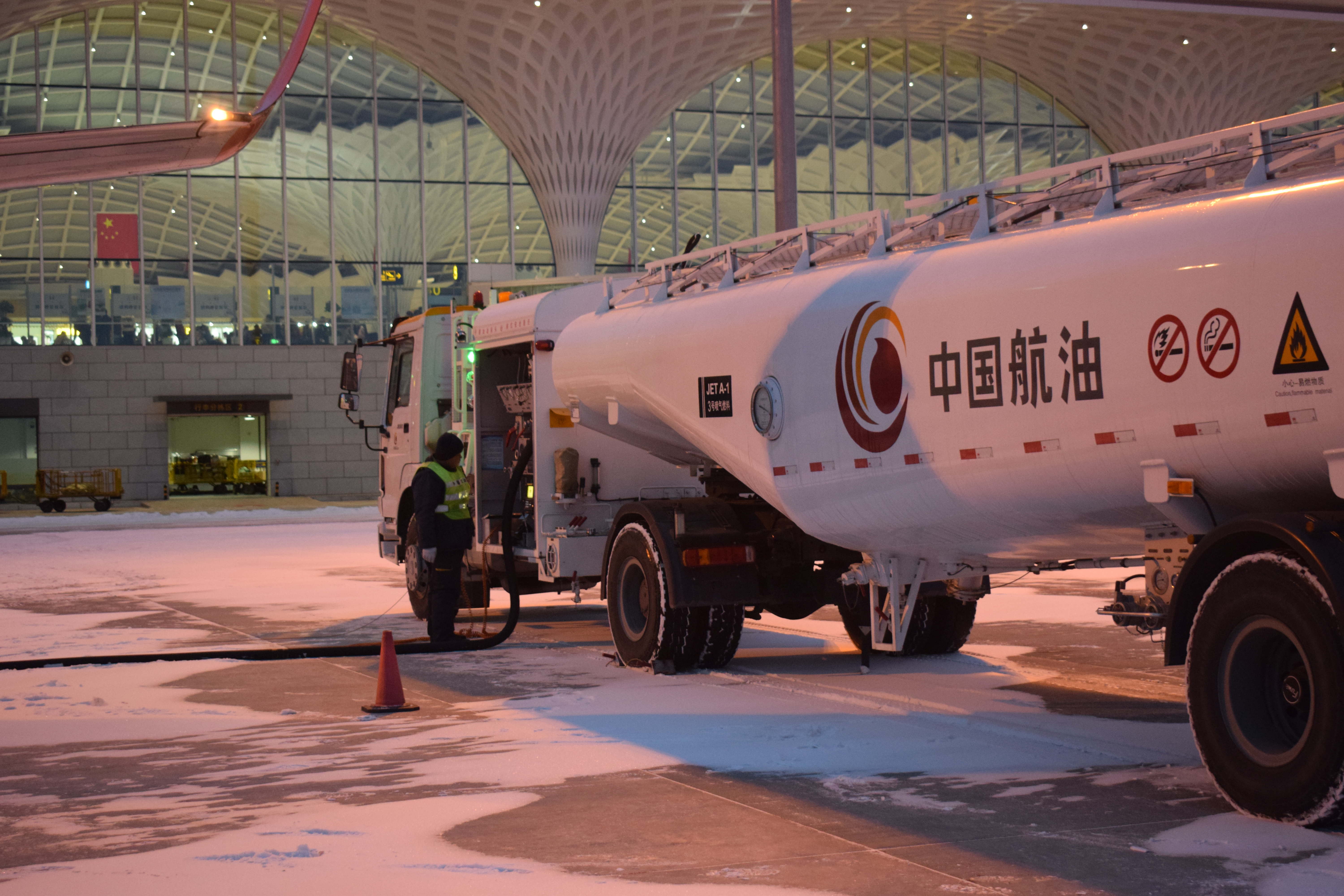 中国航油雪岭劲松联合党支部强化管控筑牢安全屏障