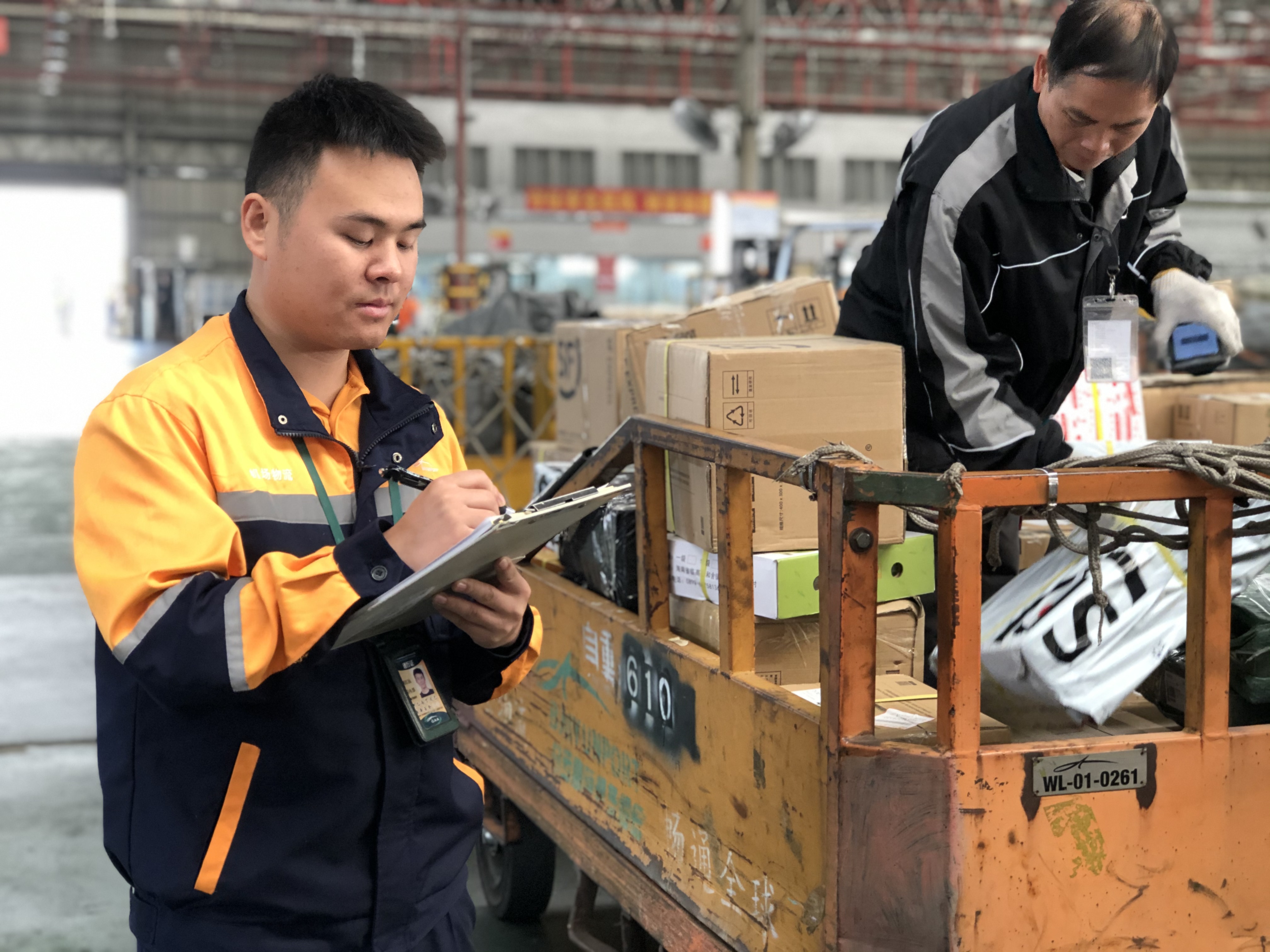 两口子都是机场物流工作人员.