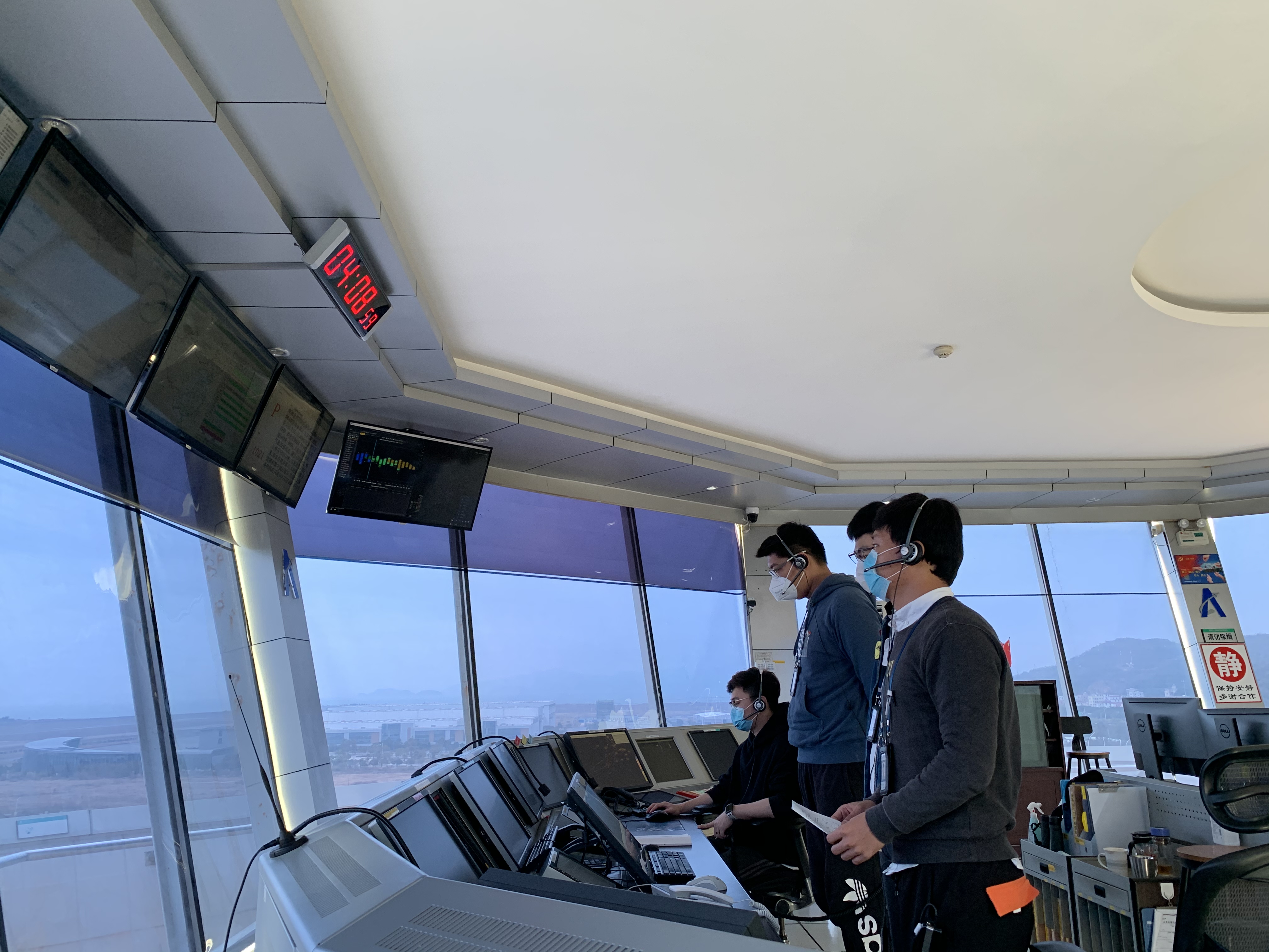 抗疫情保春运珠海空管站管制员们显担当
