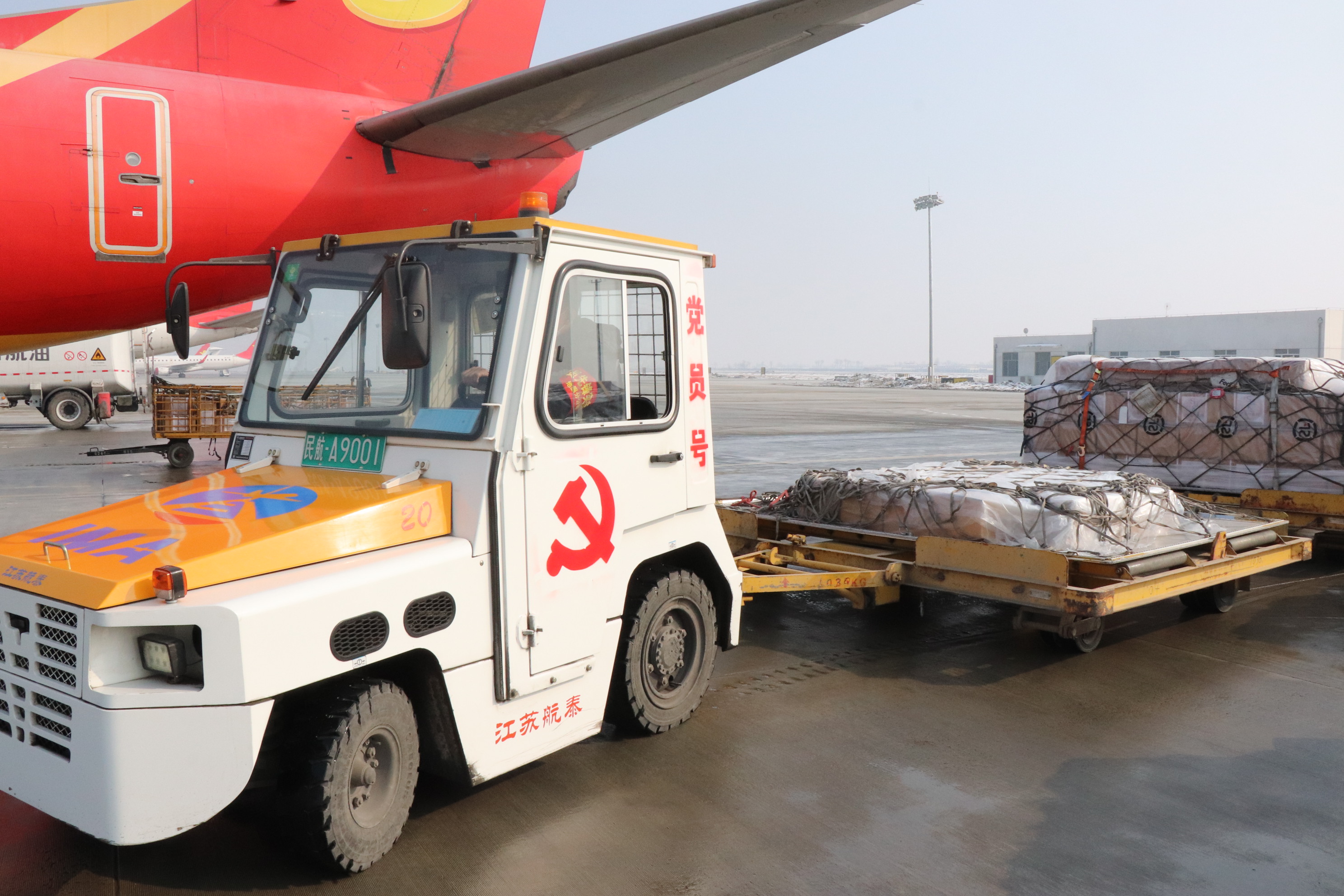 一辆"党员号"行李牵引车的故事