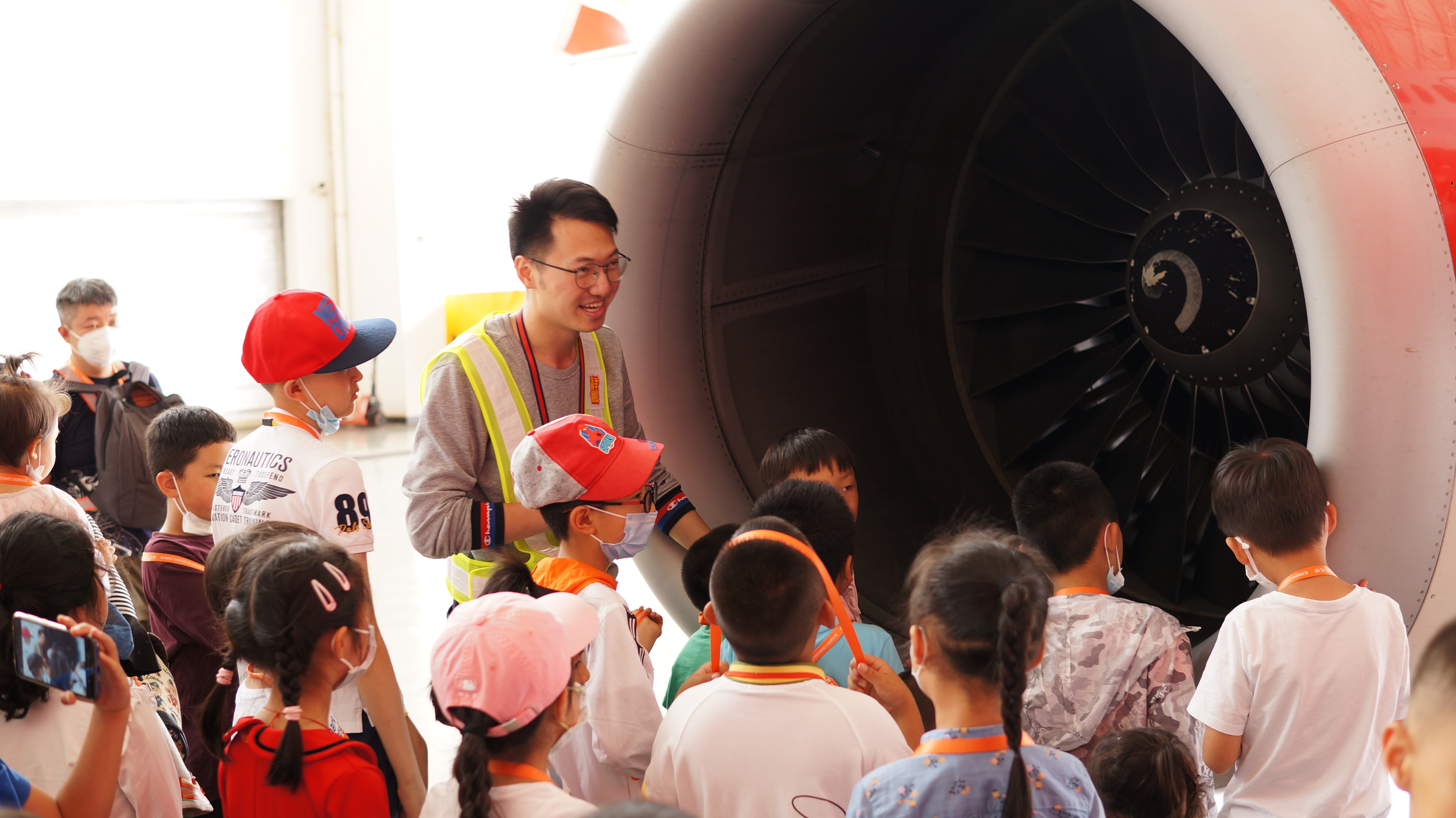 海航技术云南开展筑梦计划之爸爸带你探飞机活动